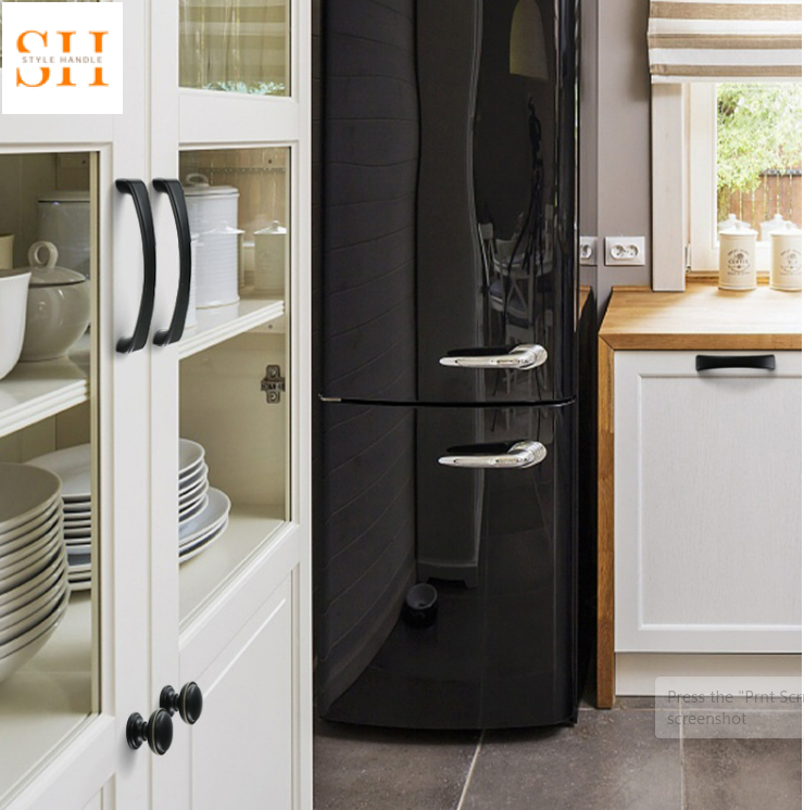 tay nắm tủ không gian thương mại – tủ trưng bày showroom với tay nắm sáng bóng tôn sản phẩm nội thất 2026