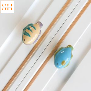 Núm tay nắm tủ gốm sứ hình chú cá màu JJA2111