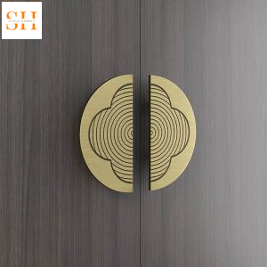 Tay nắm cửa bán nguyệt họa tiết bông hoa HUTU9015