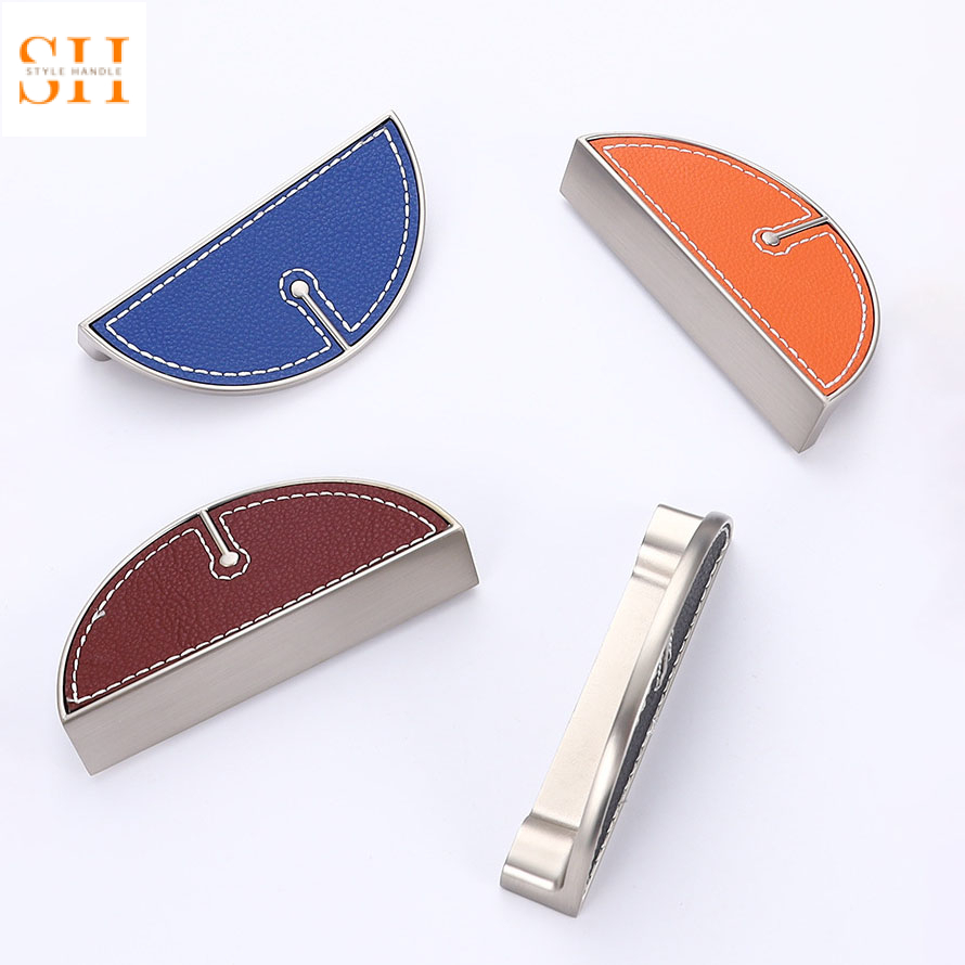 tay-nam-tu-ban-nguyet-phu-da-sang-trong-fey6703-3 Tay nắm tủ bán nguyệt phủ da sang trọng FEY6703 9