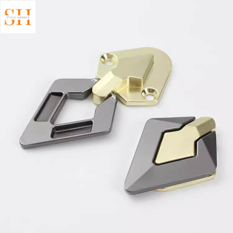 tay nắm tủ lật kéo hình thoi SK813 lắp trong hành lang hẹp căn hộ nhỏ