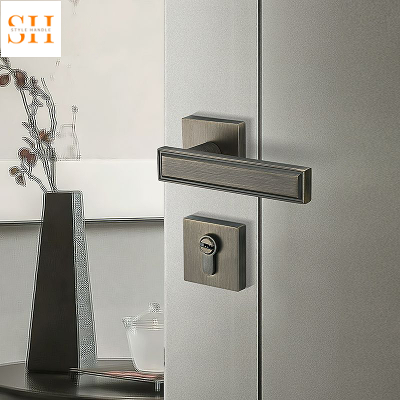 khóa cửa kho nhà xưởng – cửa container kim loại bị ăn mòn gỉ sét do độ ẩm và hóa chất bay hơi 2026