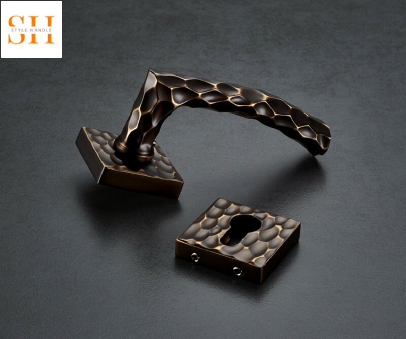 Khóa tay gạt đồng decor họa tiết vân nổi HT102F 5 Khóa tay gạt đồng decor họa tiết vân nổi HT102F 6