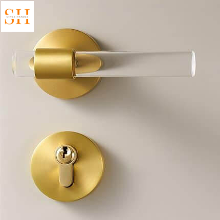 khóa tay gạt hiện đại bằng đồng và acrylic – điểm nhấn chất liệu trong suốt 2027