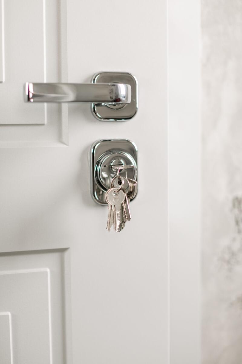chọn khóa cửa theo ngân sách giá rẻ - tay nắm cửa inox mạ bạc với chìa khóa cơ khí cắm sẵn trong ổ
